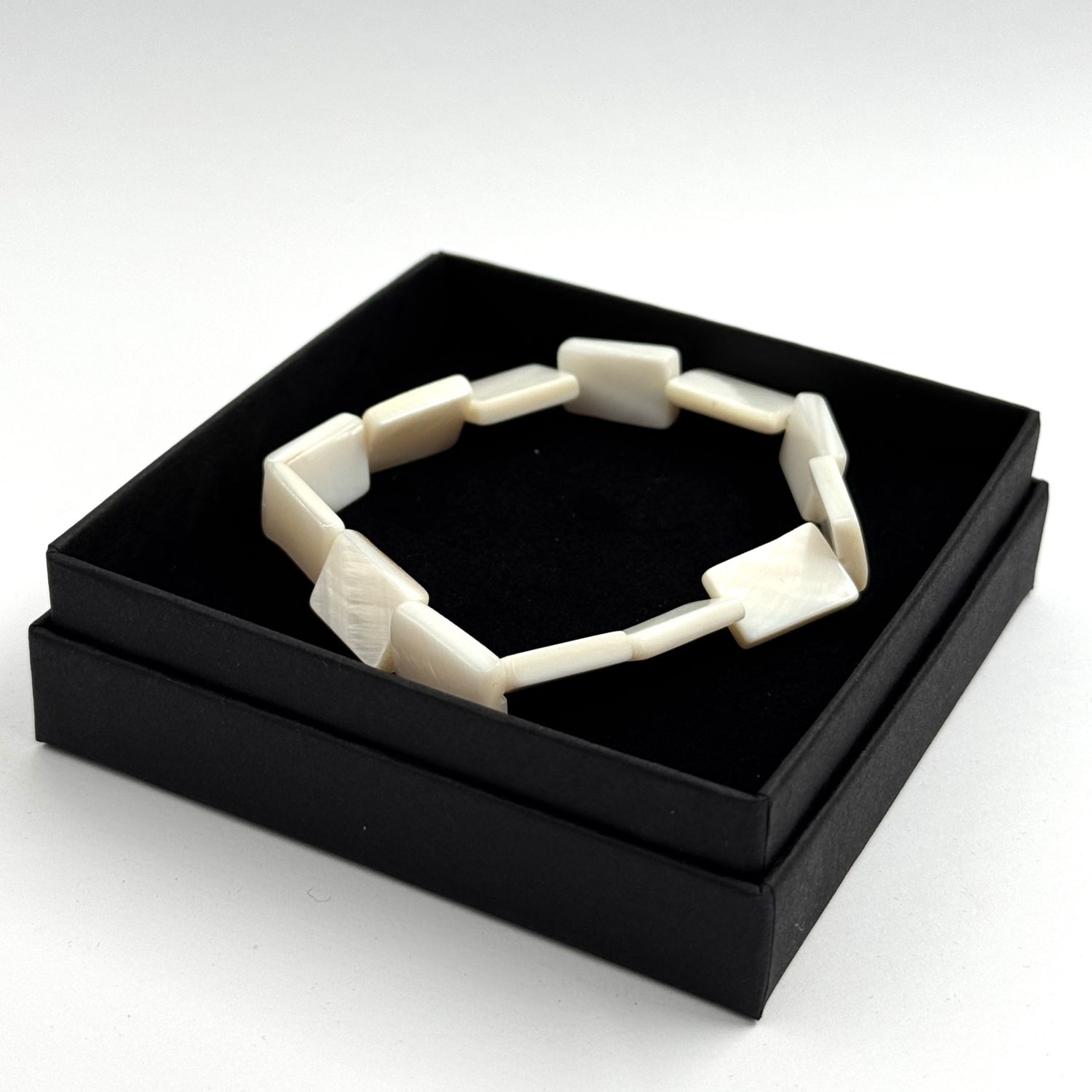 Rannekoru helmiäinen by STUDIO UPEE