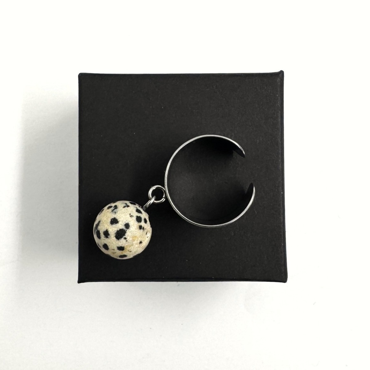 Dalmatianjaspis kivisormus by STUDIO UPEE